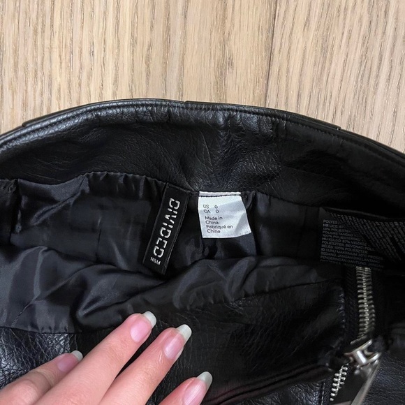 H&M divided faux leather mini skirt with 2 way front zipper, size 0 - Picture 4 of 5